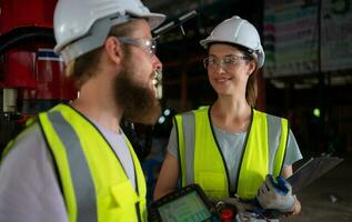 tutti e due di ingegneri installazione e analisi un' grande robotica braccio. prima invio esso per i clienti per uso nel il industria foto