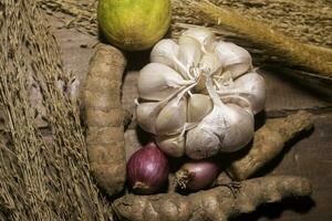 scalogno unione, aglio , lime e Curcuma su di legno sfondo. foto