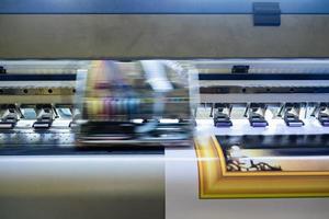 stampante a getto d'inchiostro durante la produzione su vinile