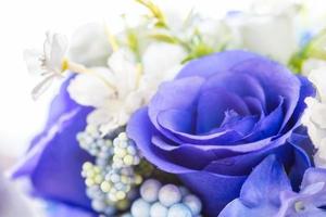 rose blu in bouquet di fiori bianchi foto