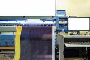 grande stampante a getto d'inchiostro che lavora su banner in vinile con computer foto