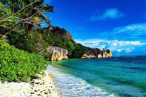 spiaggia tropicale e montagne foto