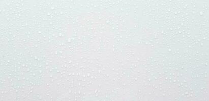 pioggia acqua gocce su grigio o bianca inossidabile acciaio parete per sfondo. astratto sfondo concetto foto