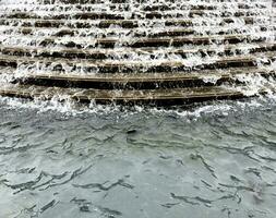 il acqua flussi a partire dal il superiore giù attraverso il pietra passaggi e infine converge foto