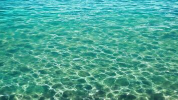 estate chiaro acqua, costa, spiaggia, luce del sole, ondulazione riflessione, trasparenza ai generato foto