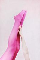 gambe femminili che indossano collant rosa foto