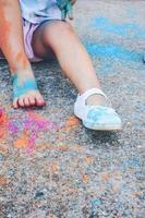bambina sporca di vernice foto