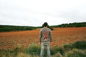 giovane uomo solo e triste di natura foto