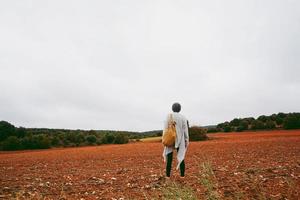 donna di mezza età da sola nella natura in una fredda giornata autunnale foto