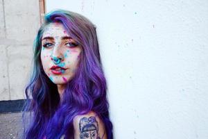 giovane donna con la vernice sulla pelle foto
