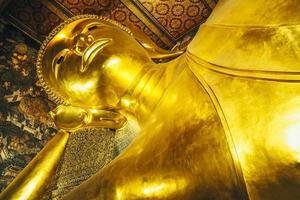 Buddha reclinato statua d'oro al tempio di Wat Pho, bangkok, thailandia foto