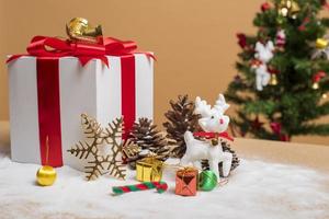 confezione regalo di natale e decorazioni natalizie foto