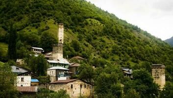 svaneti. svan torri nel mestia svaneti regione di Georgia. antico pietroso torri foto