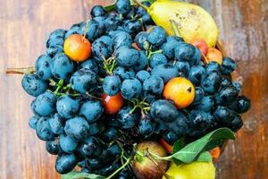 blu uva e pere nel un' vaso. frutta composizione. foto