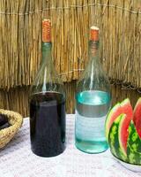 bottiglie di vino e chiaro di luna su il tavolo foto