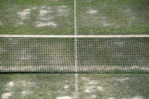 vecchio campo da tennis abbandonato foto