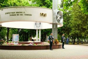 guardia festivo dovere vicino il monumento per il soldati di il liberatori. foto