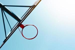 canestro da basket di strada e cielo blu foto