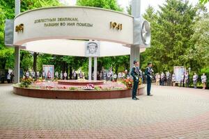 guardia festivo dovere vicino il monumento per il soldati di il liberatori. foto