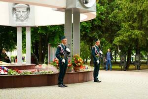 guardia festivo dovere vicino il monumento per il soldati di il liberatori. foto