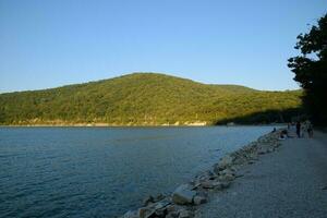 lago abrau durso e suo sponde. lago nel il krasnodar territorio di Russia foto