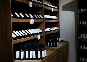 scaffali con vino e Champagne nel il memorizzare azienda vinicola. contatore a il azienda vinicola. foto