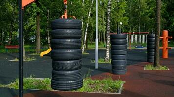 urbano gli sport terra con peso formazione e esercizio attrezzatura per gli sport. gli sport e ricreazione la zona. vuoto gli sport terra all'aperto allenarsi nel un' parco. foto