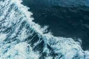 Visualizza a partire dal sopra turchese oceano onde sfondo. foto