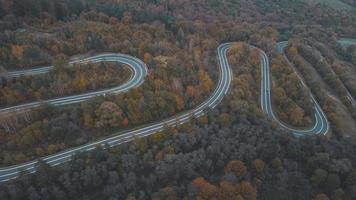 Vista aerea della strada curva sulle montagne della Polonia meridionale durante l'autunno foto