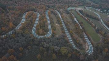 Vista aerea della strada curva sulle montagne della Polonia meridionale durante l'autunno foto