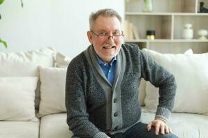 fiducioso elegante mezzo anziano anziano uomo a casa. più vecchio maturo 70s uomo sorridente. contento attraente anziano barba nonno guardare telecamera vicino su viso colpo alla testa ritratto. contento le persone. foto