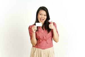 Tenere e mostrando vuoto credito carta di bellissimo asiatico donna isolato su bianca sfondo foto