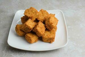 delizioso fritte tofu su piatto foto