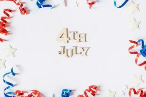4 ° luglio testo Stati Uniti d'America indipendenza giorno. Stati Uniti d'America bandiera colori rosso e blu spirali e bianca stelle superiore Visualizza, piatto posizione. foto