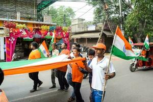 delhi, India -15 giugno 2023 - grande gruppo di persone durante grande tiranga yatra organizzato come parte di il azadi ka amrit mahotsav per celebrare il 76 anniversario di dell'india indipendenza, indiano bandiera marzo foto