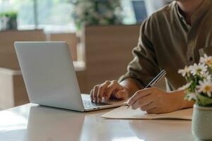 mano uomo scrittura Appunti spazio di lavoro utilizzando un' computer. comunicazione e informazione gestione. formazione scolastica, attività commerciale, o creativo attività commerciale concetto. foto