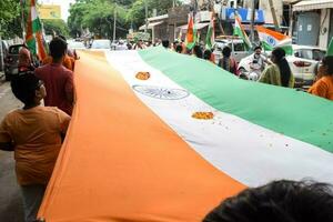 delhi, India -15 giugno 2023 - grande gruppo di persone durante grande tiranga yatra organizzato come parte di il azadi ka amrit mahotsav per celebrare il 76 anniversario di dell'india indipendenza, indiano bandiera marzo foto