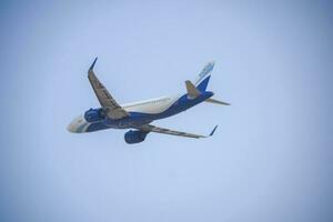 nuovo delhi, India, aprile 16 2023 - indaco airbus a320 prendere via a partire dal indra gandhi internazionale aeroporto delhi, indaco domestico aereo volante nel il blu cielo durante giorno tempo foto