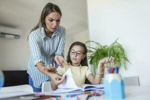 stressato madre e figlio frustrato al di sopra di fallimento compiti a casa, scuola i problemi concetto. triste poco ragazza trasformato lontano a partire dal madre, fa non volere per fare noioso compiti a casa foto