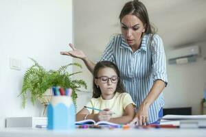 stressato madre e figlio frustrato al di sopra di fallimento compiti a casa, scuola i problemi concetto. triste poco ragazza trasformato lontano a partire dal madre, fa non volere per fare noioso compiti a casa foto