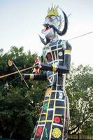 ravnans essere acceso durante dussera Festival a ramleela terra nel delhi, India, grande statua di ravana per ottenere fuoco durante il giusto di dussera per celebrare il vittoria di verità di signore rama foto