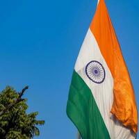 sventolando la bandiera indiana, bandiera dell'india, bandiera indiana che svolazza in alto a connaught place con orgoglio nel cielo blu, bandiera indiana, har ghar tiranga, sventolando la bandiera indiana foto