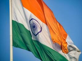 sventolando la bandiera indiana, bandiera dell'india, bandiera indiana che svolazza in alto a connaught place con orgoglio nel cielo blu, bandiera indiana, har ghar tiranga, sventolando la bandiera indiana foto