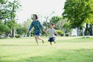 contento sud-est asiatico ragazze giocando all'aperto nel il primavera parco. asiatico bambini giocando nel il giardino estate vacanza. foto