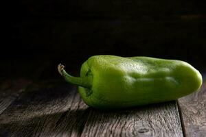 verde dolce campana Pepe su un' di legno insalata tavolo. foto