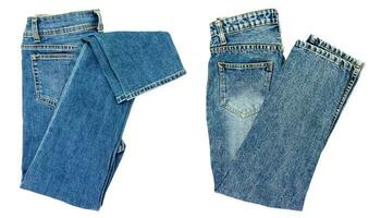 blu jeans foderato nel un' mucchio di jeans elementi moderno Da donna e Uomini moda pantaloni isolato ritagliare sfondo - ritaglio sentiero foto