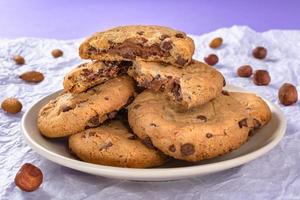 biscotti con gocce di cioccolato, mandorle, noci, biscotti alla nocciola. foto