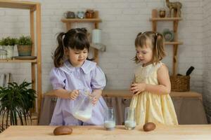 poco contento ragazze scemo in giro nel il primavera e cucinare nel il cucina foto