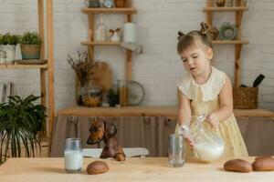 un' poco contento ragazza giocando con un' bassotto cane nel il cucina foto