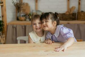 poco contento ragazze scemo in giro nel il cucina foto